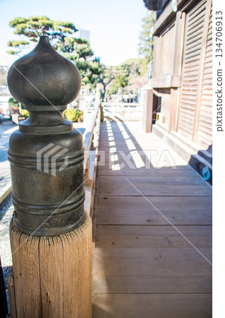 在晴朗湛藍的天空下，護國寺古老的木造建築群顯得格外美麗。 134706913