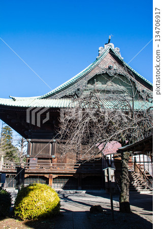 在晴朗湛藍的天空下，護國寺古老的木造建築群顯得格外美麗。 134706917