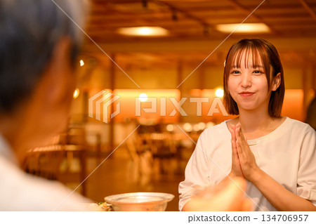 店員向顧客打招呼 134706957