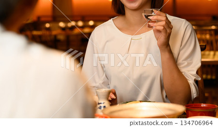 Women enjoying sake 134706964