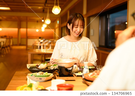 一位女士在日式旅館享用日本料理 一位女士在日式旅館享用日本料理 134706965