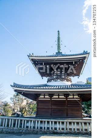 在晴朗湛藍的天空下，護國寺古老的木造建築群顯得格外美麗。 134707255