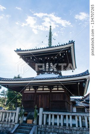 在晴朗湛藍的天空下,護國寺古老的木製寶塔巍然聳立。 在晴朗湛藍的天空下,護國寺古老的木製寶塔巍然聳立。 134707265