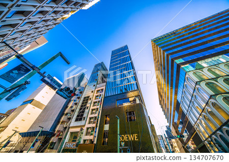 東京年末城市景觀。可以看到銀座核心區重建工程的施工、世界城大廈的翻新工程、窗戶清潔等場景。 東京年末城市景觀。可以看到銀座核心區重建工程的施工、世界城大廈的翻新工程、窗戶清潔等場景。 134707670