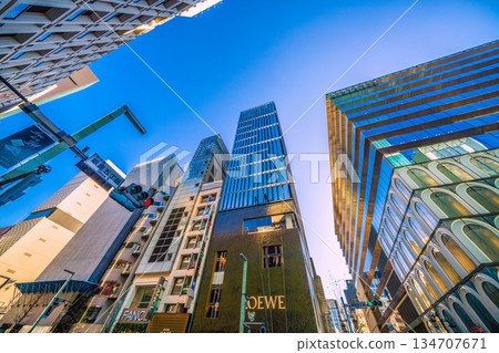 日本東京城市景觀：年末銀座出現「忍者」！擦拭建築物窗戶…年末大掃除…= 23日 134707671