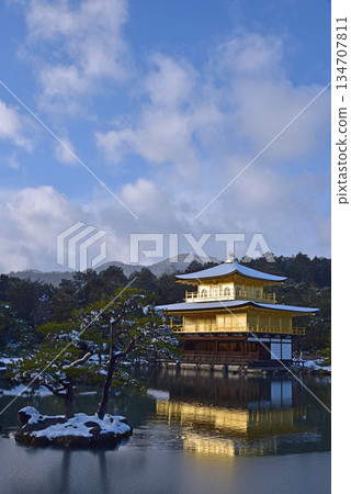 藍天倒映在金閣寺的池塘里 藍天倒映在金閣寺的池塘里 134707811