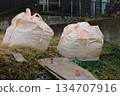 工地放置的沙袋 134707916