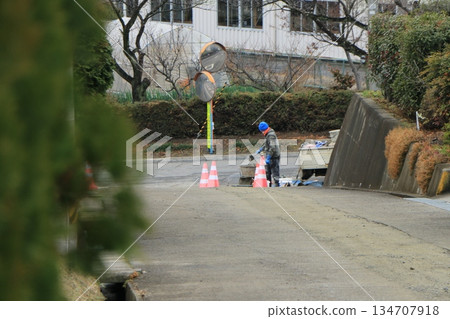 工人在建築工地工作 工人在建築工地工作 134707918