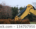 在建造場所工作的挖掘機 134707950