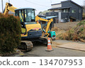 工作在建造場所的挖掘機 134707953
