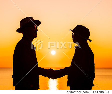 日落時分，在海邊握手 134708181