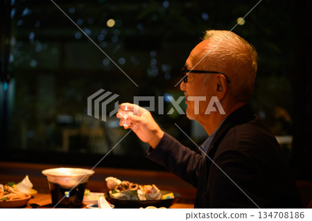 Men drinking sake 134708186