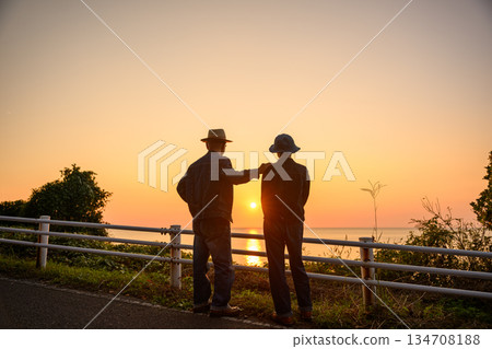 兩個人在海灘上看日落 134708188
