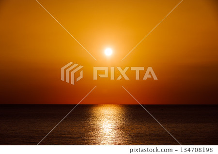 在海上日落 134708198