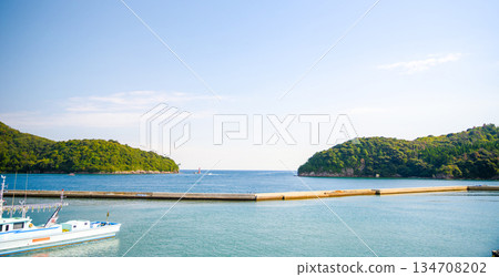 港口裡的漁船與蔚藍的大海 134708202