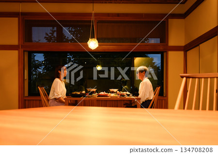 兩人正在日式旅館用餐 兩人正在日式旅館用餐 134708208