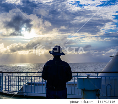 在船上欣賞日落 在船上欣賞日落 134708456