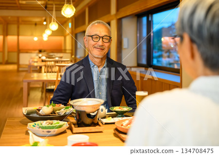 一位男士在日式旅館享用晚餐 134708475