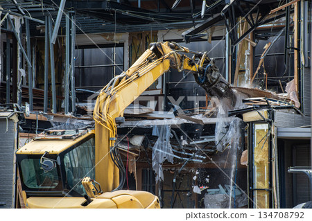 使用重型機械進行建築物拆除工作 使用重型機械進行建築物拆除工作 134708792