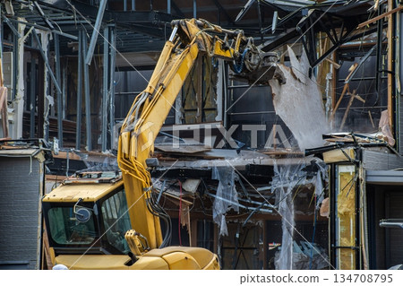 使用重型機械進行建築物拆除工作 使用重型機械進行建築物拆除工作 134708795