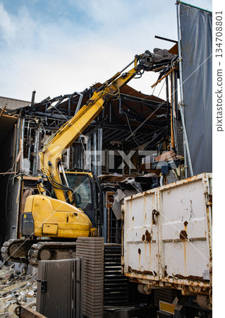 使用重型機械進行建築物拆除工作 134708801