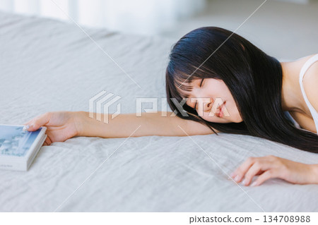 年輕女子躺在床上 134708988