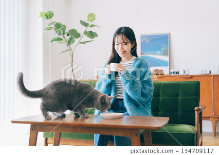 一個女人和一隻貓住在一起 134709117