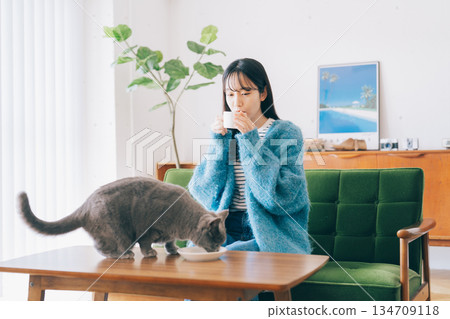 一個女人和一隻貓住在一起 134709118