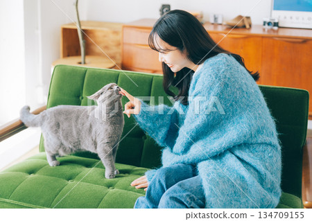 A woman living with a cat A woman living with a cat 134709155