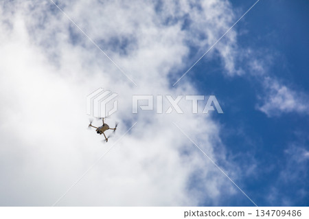 翱翔於沖繩古宇利島藍天的無人機 翱翔於沖繩古宇利島藍天的無人機 134709486