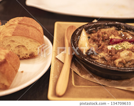 熱蒜蓉醬配法國麵包 134709633