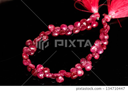 天然紅寶石棕色切割珠子,天然石材,黑色背景,手工材料 天然紅寶石棕色切割珠子,天然石材,黑色背景,手工材料 134710447