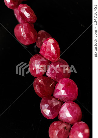天然紅寶石棕色切割珠子，天然石材，黑色背景，手工材料 134710453