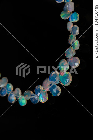 埃塞俄比亞蛋白石水滴切割變色天然石材黑色背景材料 134710488