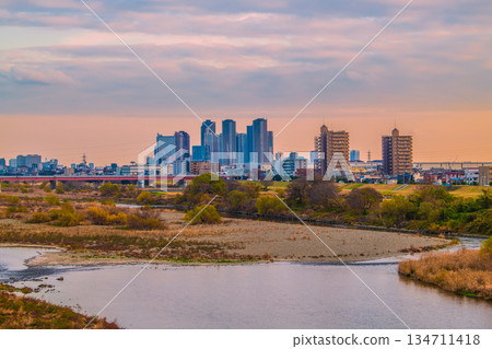 年末的日本東京城市景觀。冬日多摩川的景色，以及武藏小杉車站前的摩天大樓。邁向新時代 = 第23屆 134711418