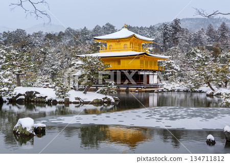 冬日里，白雪皚皚的金閣寺和京古地池景色壯麗。日本京都府京都市。 134711812