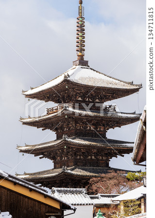 白雪覆蓋的法觀寺八坂塔和東山城景。日本京都府京都市 白雪覆蓋的法觀寺八坂塔和東山城景。日本京都府京都市 134711815