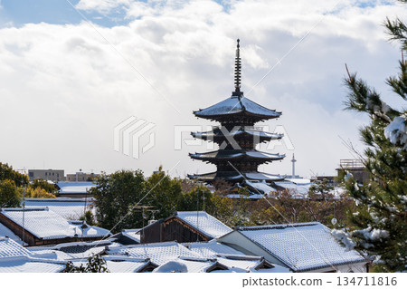 白雪覆蓋的法觀寺八坂塔和東山城景。日本京都府京都市 白雪覆蓋的法觀寺八坂塔和東山城景。日本京都府京都市 134711816
