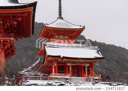 日本京都清水寺，白雪覆蓋的仁王門和三重塔 134711817