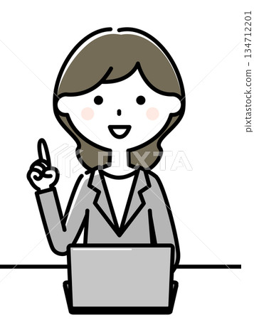 一名身穿西裝的女子指著一台電腦 一名身穿西裝的女子指著一台電腦 134712201