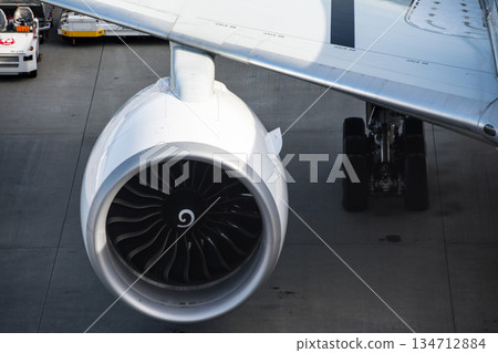陽光明媚，一架巨大的純白色飛機停在東京羽田機場。 134712884