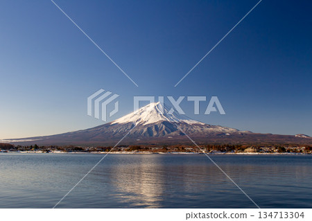 Lake Kawaguchi and Mt. Fuji on a clear day with a beautiful upside-down view 134713304