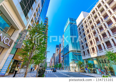 東京中央區銀座城市景觀，靠近銀座五丁目交叉口 134715101