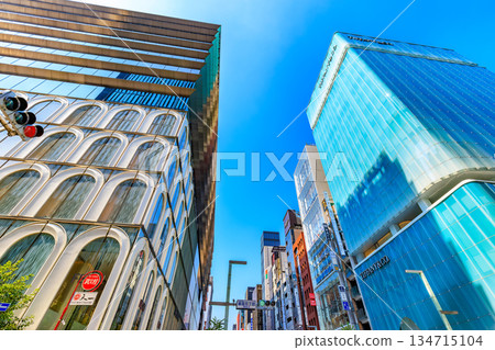 東京中央區銀座城市景觀，靠近銀座五丁目交叉口 134715104