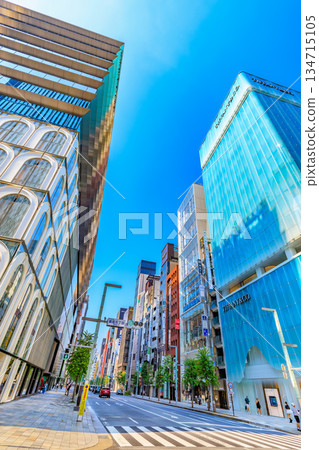 東京中央區銀座城市景觀，靠近銀座五丁目交叉口 134715105