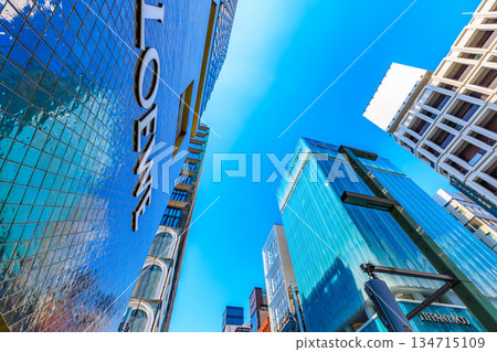 東京中央區銀座城市景觀,靠近銀座五丁目交叉口 東京中央區銀座城市景觀,靠近銀座五丁目交叉口 134715109