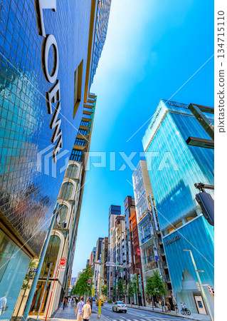 東京中央區銀座城市景觀，靠近銀座五丁目交叉口 134715110