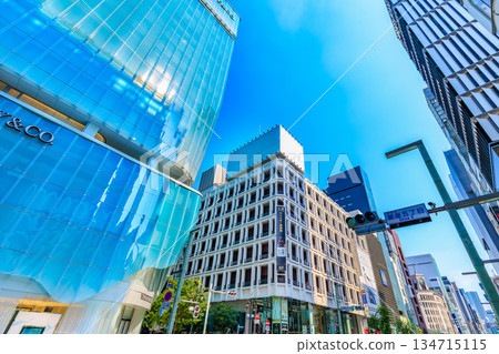 東京中央區銀座城市景觀,靠近銀座五丁目交叉口 東京中央區銀座城市景觀,靠近銀座五丁目交叉口 134715115