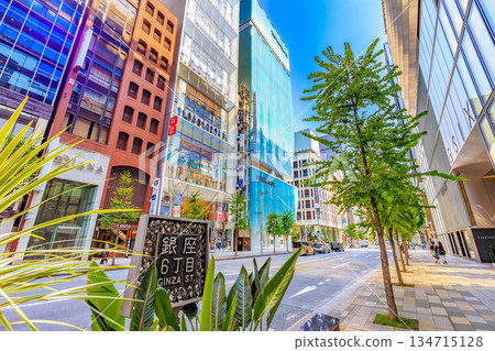 東京中央區銀座城市景觀,靠近銀座六丁目交叉口 東京中央區銀座城市景觀,靠近銀座六丁目交叉口 134715128
