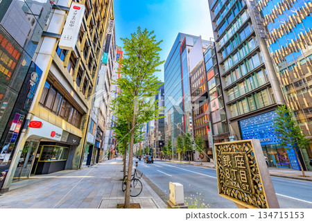 東京中央區銀座城市景觀，靠近銀座八丁目交叉口 134715153